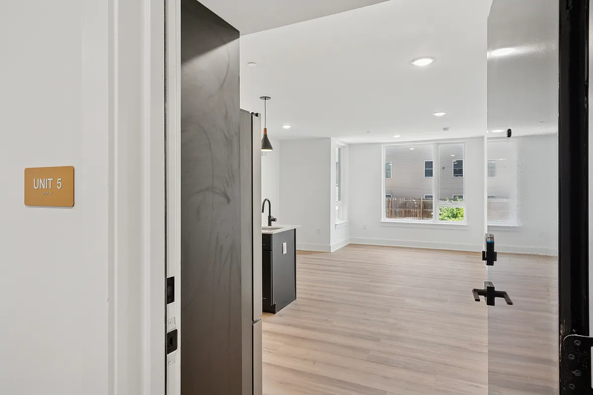 Building Photo - 3609 Brandywine St #5
