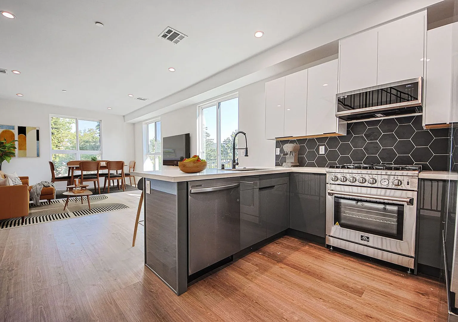 10717 Addison St — Photo 4