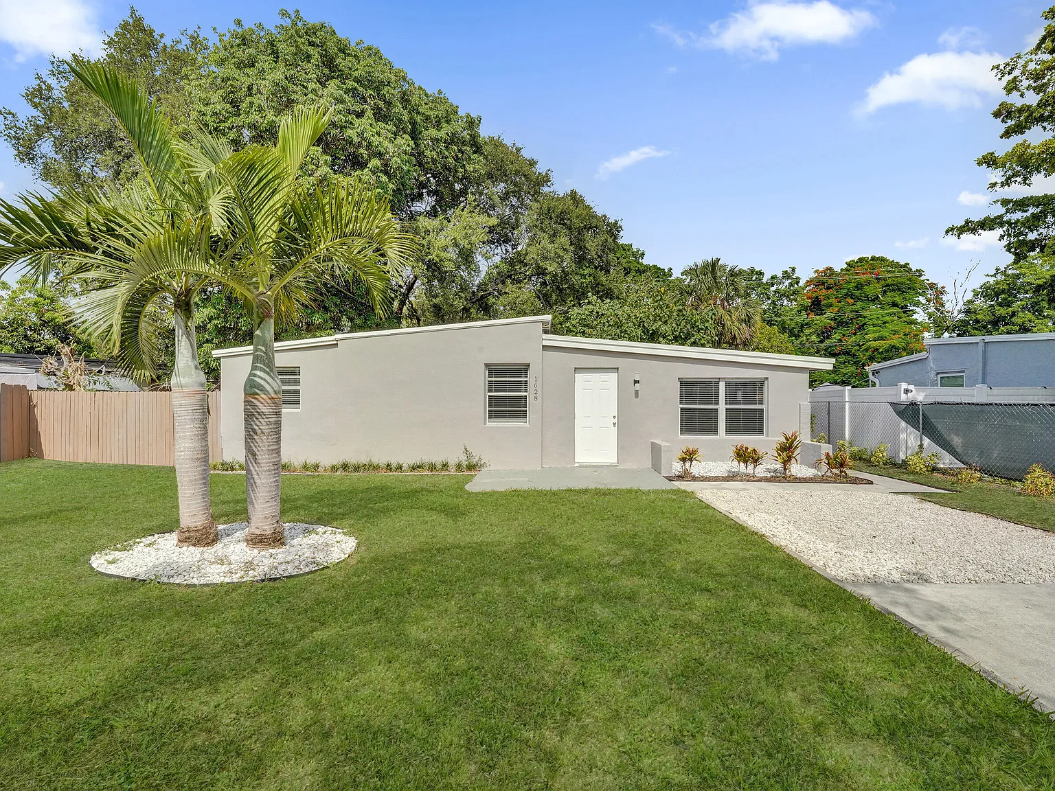 4 bed, 2.0 bath, 1172 sqft, $3,000 — Photo 2