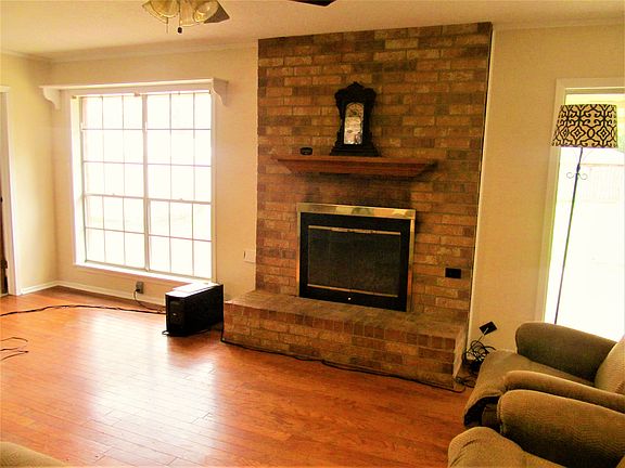 5th image of 711 Willow Oak St