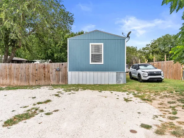 200 Chad Ln, Center Point, TX 78010