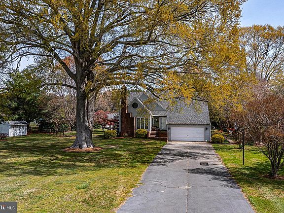 3rd image of 150 E Harbor Dr