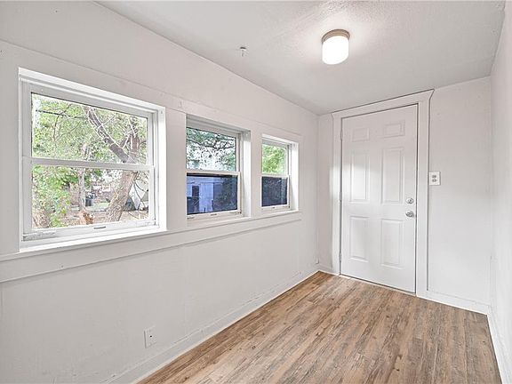 3rd image of 821 SW 31st St #1/2