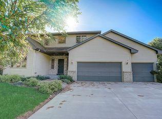 801 Crestview Dr S, Maplewood, MN 55119