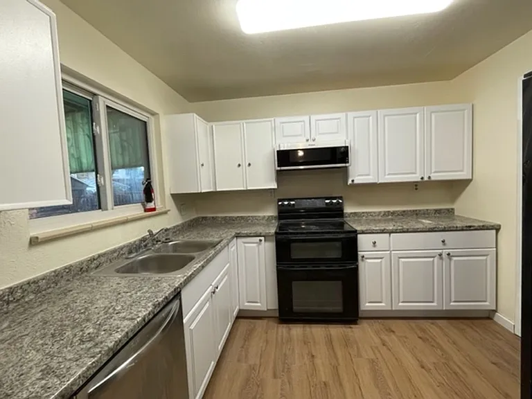 387 S Queen Cir — Photo 3