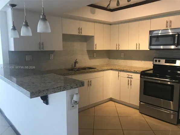 800 Parkview Dr, Hallandale, FL