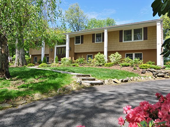 2nd image of 1 1/2 Agnes Cir