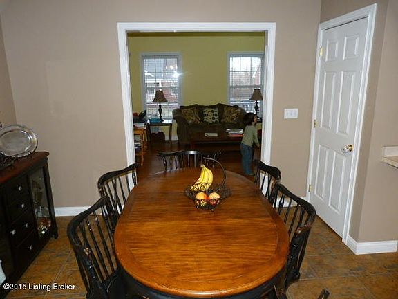 128 Tulip Eatin Kitchen.JPG