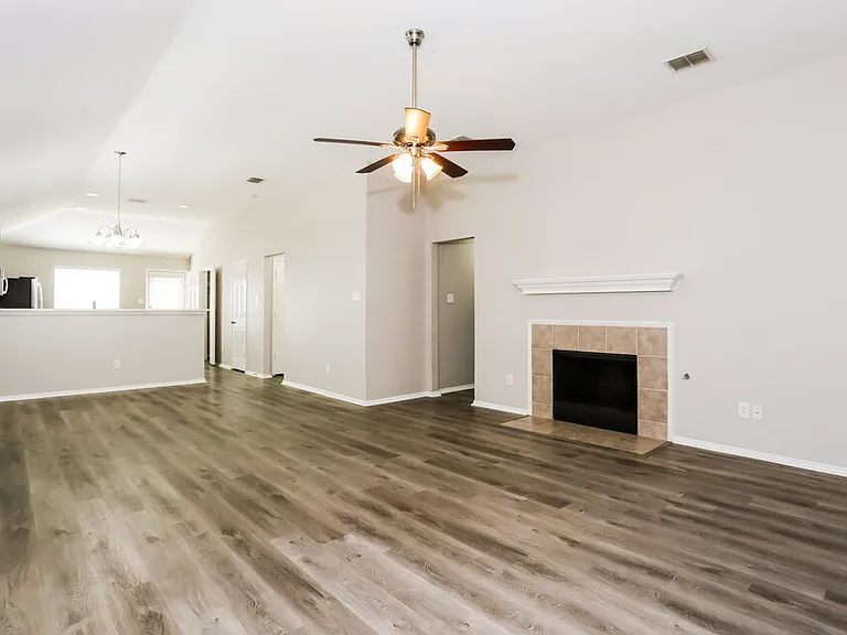 1205 Artesia Dr — Photo 3