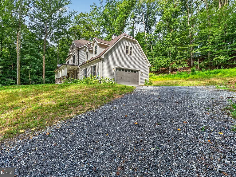 1490 Thurston Rd — Photo 3