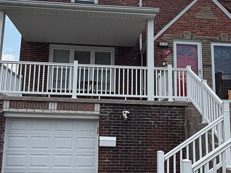 526 Bellaire Ave — Photo 2