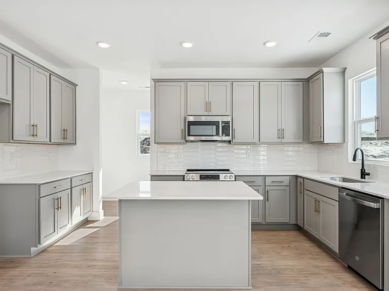 813 Easton Ln — Photo 3