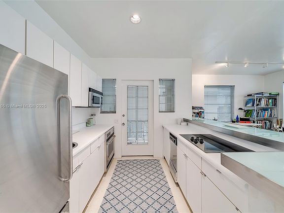 3rd image of 1755 Washington Ave APT 1D