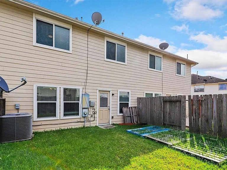 11515 Champions Green Dr — Photo 17