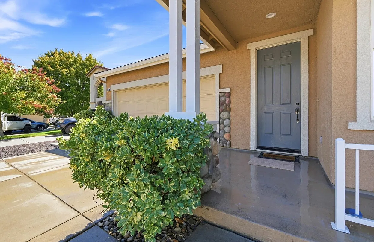 3 bed, 1484 sqft, $3,049 — Photo 1