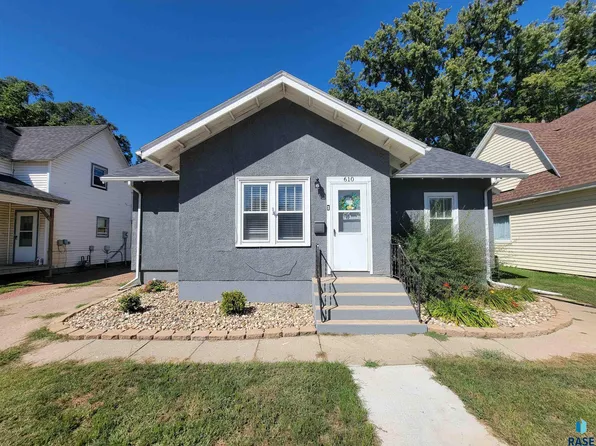 610 NW 2nd St, Madison, SD 57042