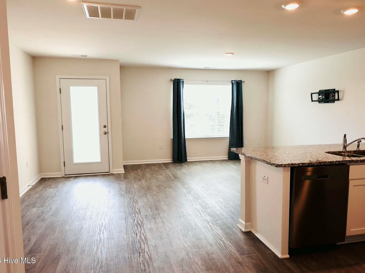 3 bed, 2.5 bath, 1450 sqft, $1,750 — Photo 3