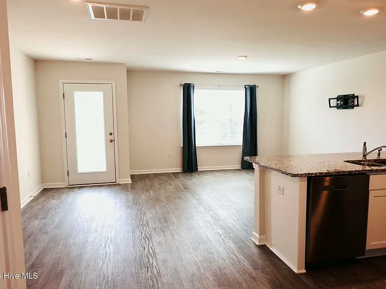 2109 Gracie Ln — Photo 3