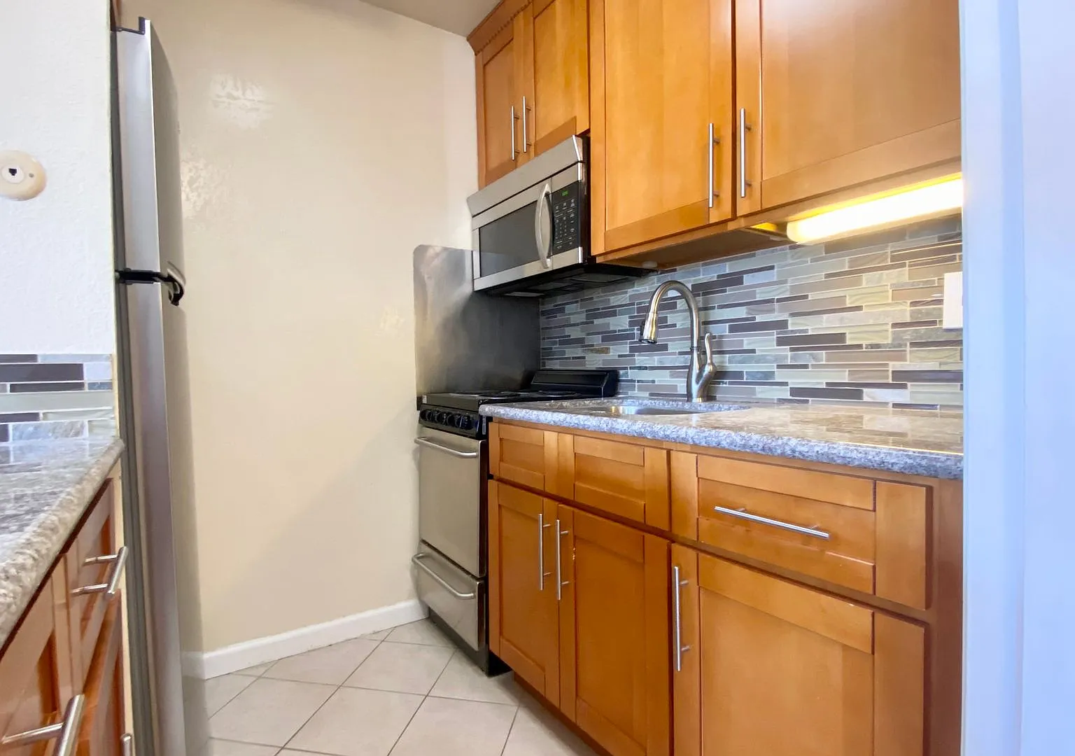 Upgraded Top Floor Sunny Studio - No Carpet! — Photo 2