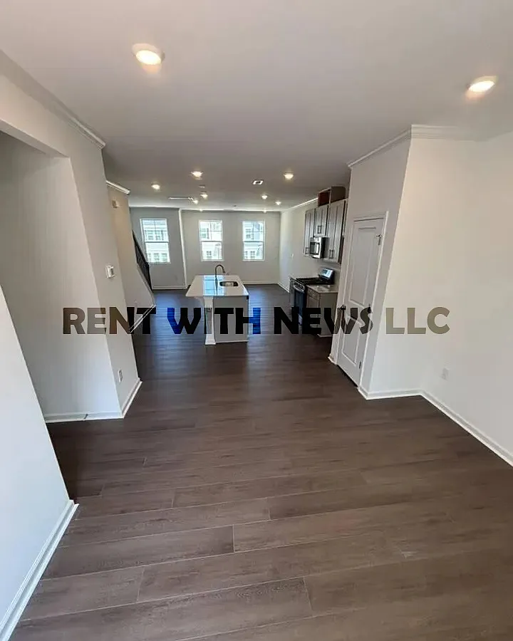 3 bed, 3.5 bath, 1920 sqft, $2,195 — Photo 4