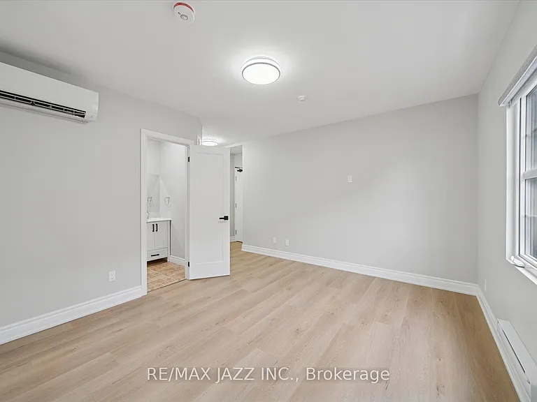 251 Simcoe St S #204 — Photo 15
