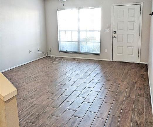 5th image of 555 Kensington Lake Cir