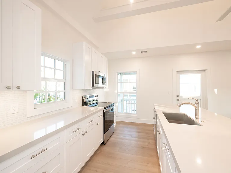 1110 Truman Ave — Photo 2