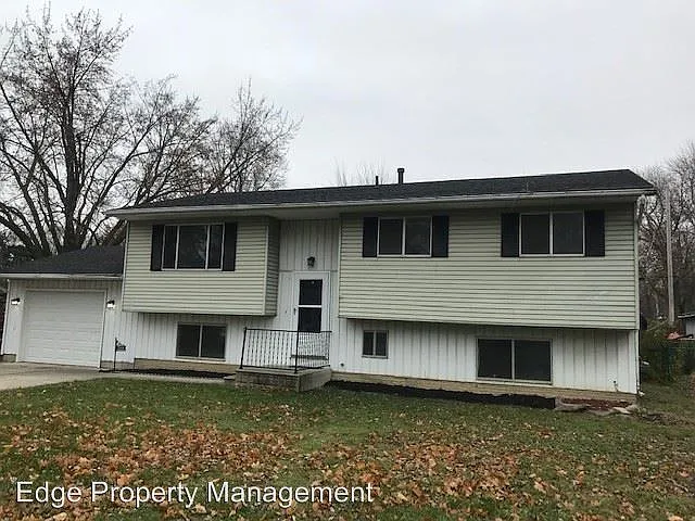 769 Roberts St photo 1