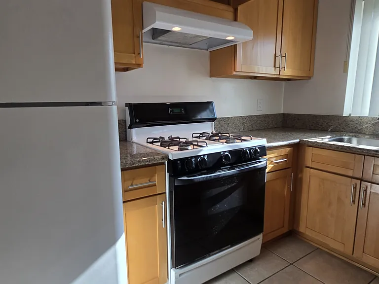 1302 Lyndon St #12 — Photo 6