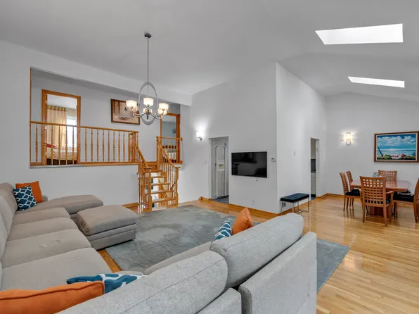 389 Mayfair Drive South image 7 of 17