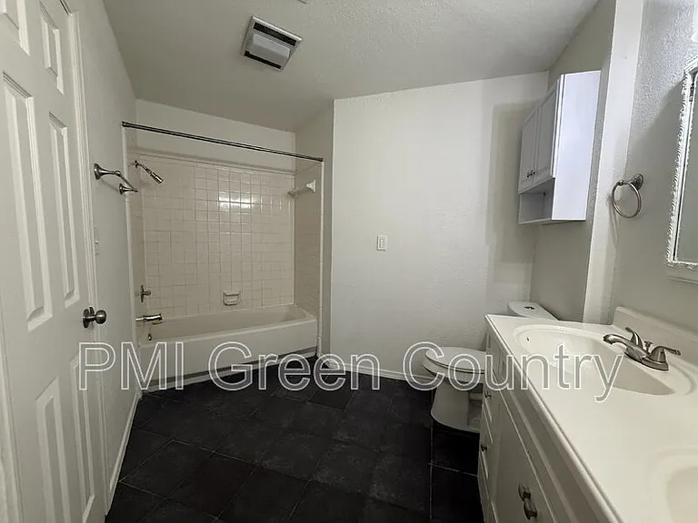 1203 W Austin St — Photo 12