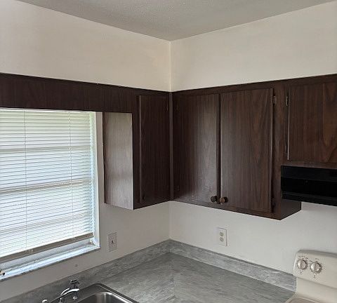 2nd image of 111 N Moss St APT A