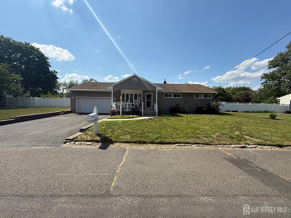 1st image of 27 Maplecrest Dr