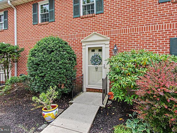 3rd image of 946 Eagle Ln Unit 946