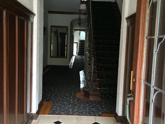 3rd image of 425 N Sycamore Ave APT 4