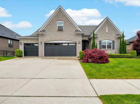 21972 Majestic Dr, Macomb, MI 48044