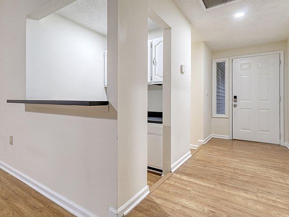 4th image of 2915 Newport Pl