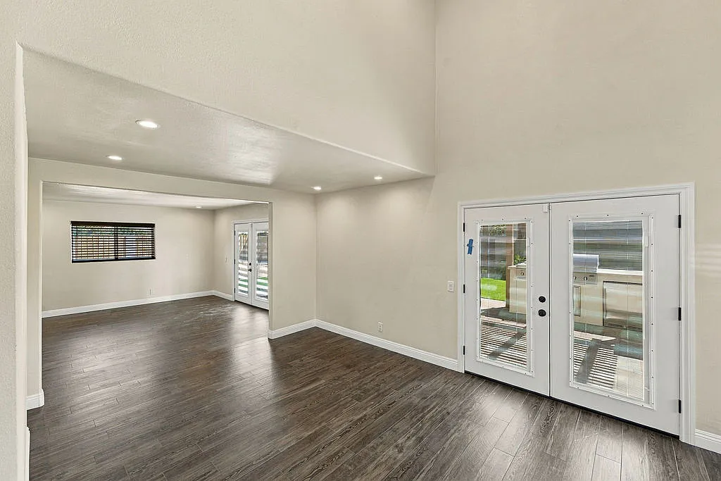 5 bed, 2046 sqft, $6,995 — Photo 4