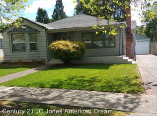 1017 NE 8th St, Grants Pass, OR 97526