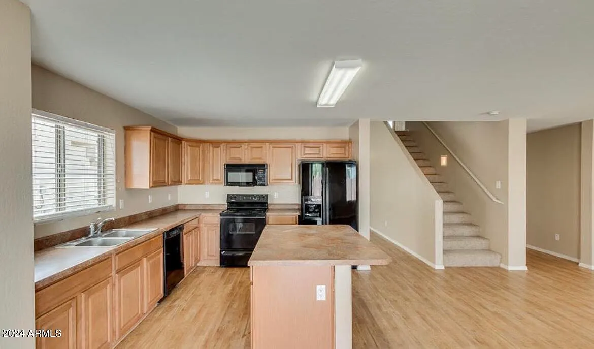 4 bed, 3.0 bath, 2423 sqft, $2,395 — Photo 3