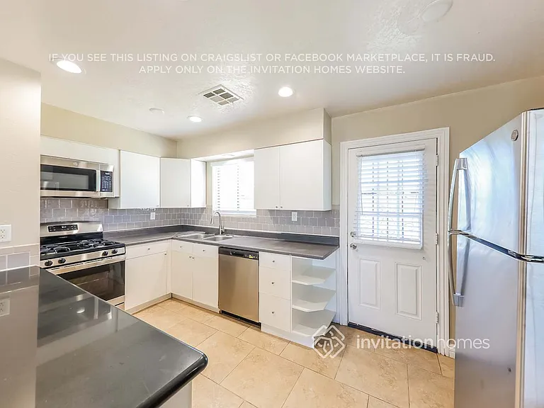 2247 W Cortez St — Photo 8