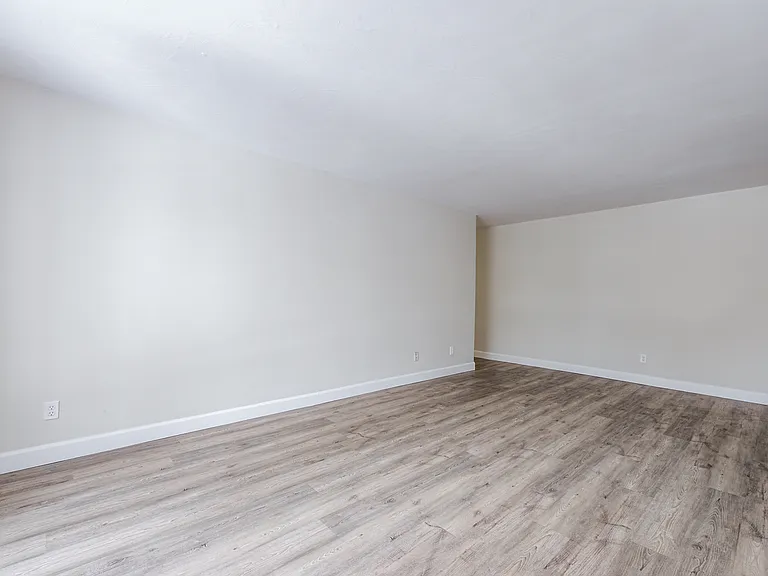 1510 Queenston Rd — Photo 10