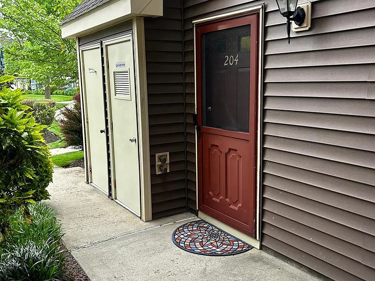 204 Blew Ct — Photo 1