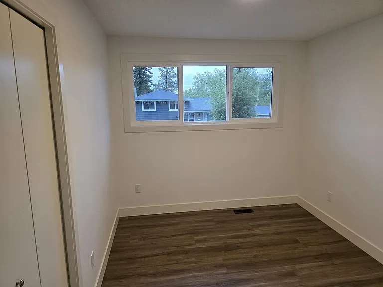 908 Canford Cres SW — Photo 18