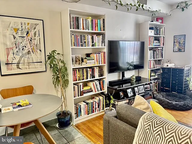 2 bed, 1.5 bath, 1300 sqft, $2,200 — Photo 2