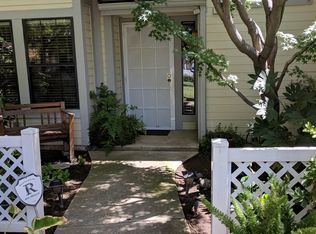 945 E Foxhill Dr, Fresno, CA 93720