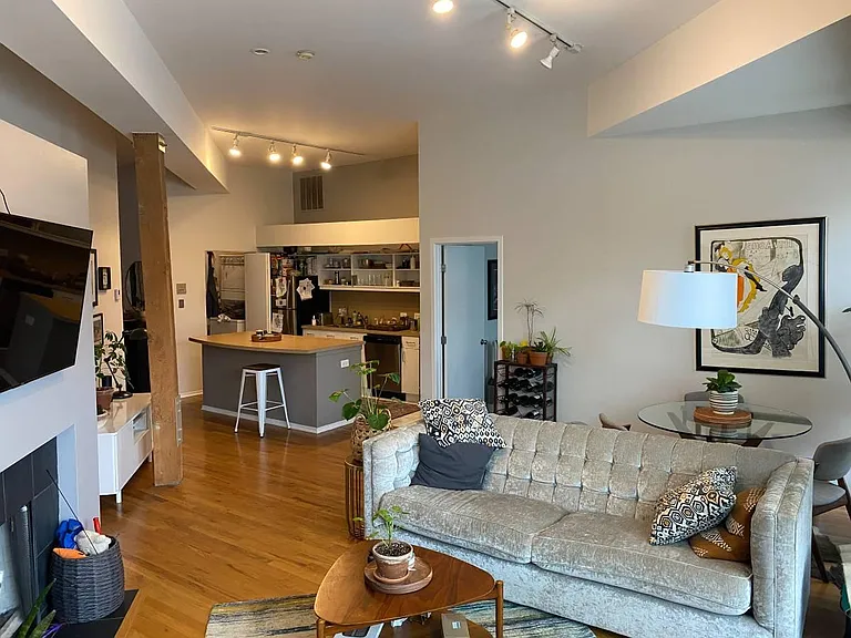 1855 N Oakley Ave #B — Photo 1