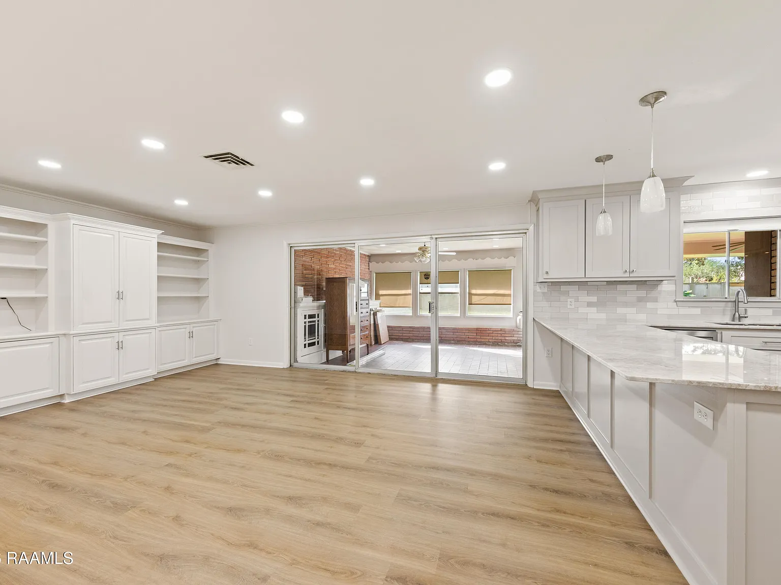 3 bed, 2.5 bath, 2400 sqft, $2,400 — Photo 4