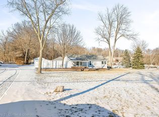 25590 Farmbrook Rd, Southfield, MI 48034