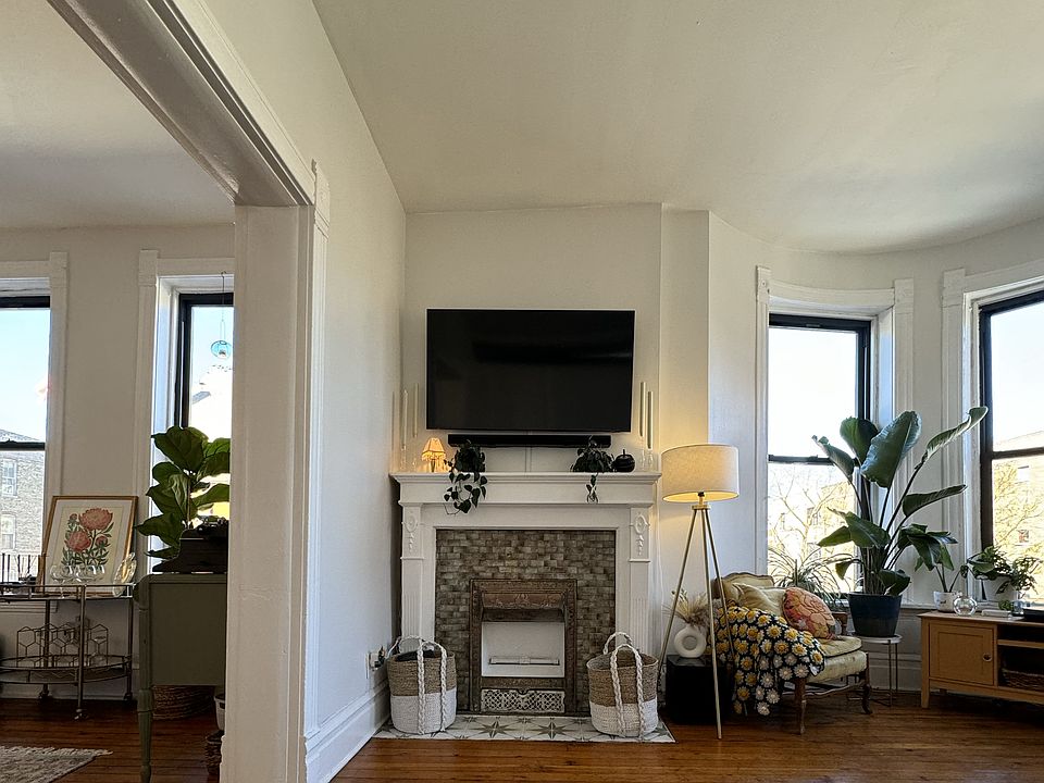 1st image of 958 N Hoyne Ave APT 2F